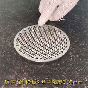 小型矯平機(jī)，小型沖孔網(wǎng)板整平機(jī)，微沖孔校平機(jī)