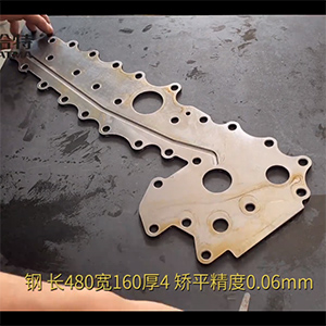 汽車連接零配件異形工件整平機(jī)-長(zhǎng)480寬160厚4，矯平精度6絲-鋼板壓平機(jī)