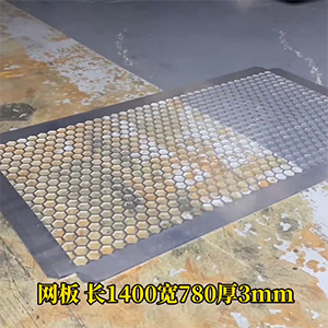 激光切割菱形網(wǎng)孔，精密鋁單裝飾板矯平機-去除應(yīng)力整平機