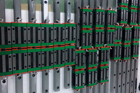 直線(xiàn)導(dǎo)軌無(wú)側(cè)向固定螺釘?shù)陌惭b方式